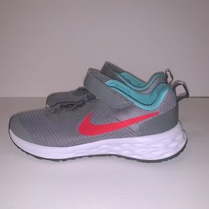 Nike Revolution 6 Sneakers Size: 2 Youth.